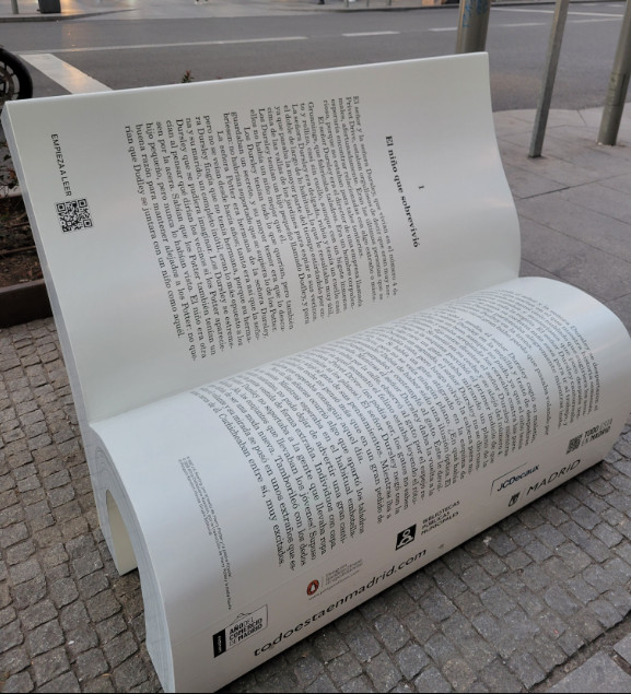 Скамейка в виде книги Гарри Поттер и философский камень появилась в Мадриде