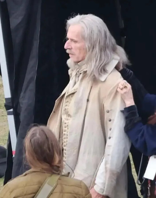 Ламбер Уилсон исполняет роль Николаса Фламеля в сериале Гарри Поттер