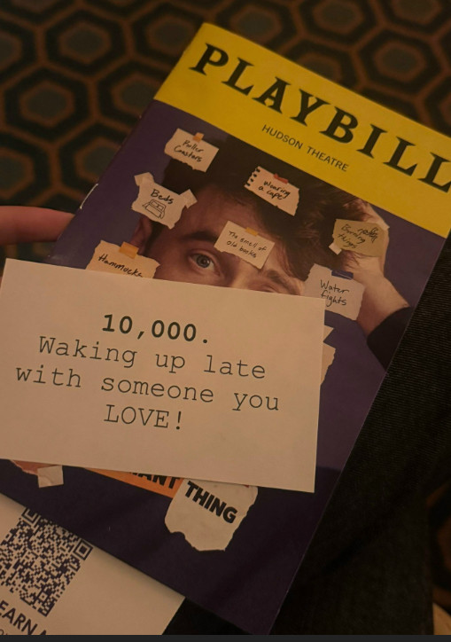 Зрители получают карточки с пунктами из «списка всего прекрасного»