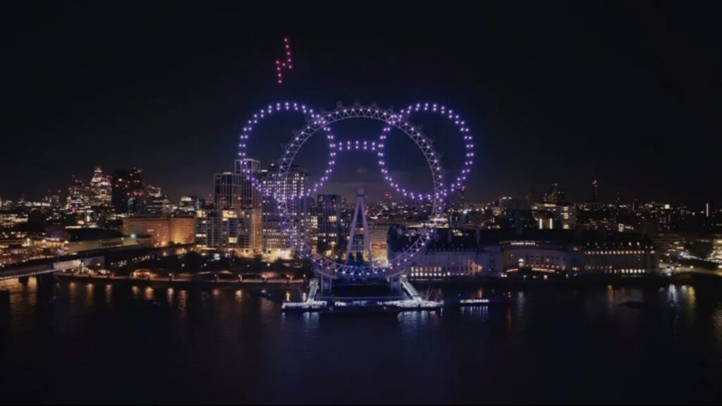 шоу дронов в честь запуска приложения HBO Max в Великобритании и Ирланди шоу дронов в честь запуска приложения HBO Max в Великобритании и Ирландии