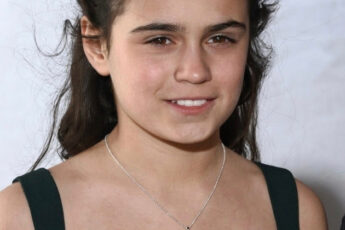 Золотой снитч на шее Гермионы: как Арабелла Стэнтон покорила фанатов одним украшением