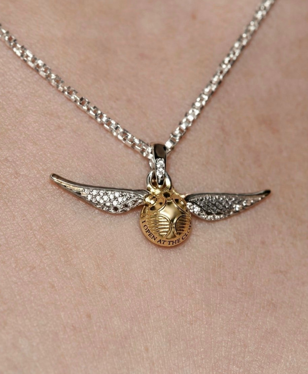 кулон в виде золотого снитча на шее Арабеллы Стэнтон