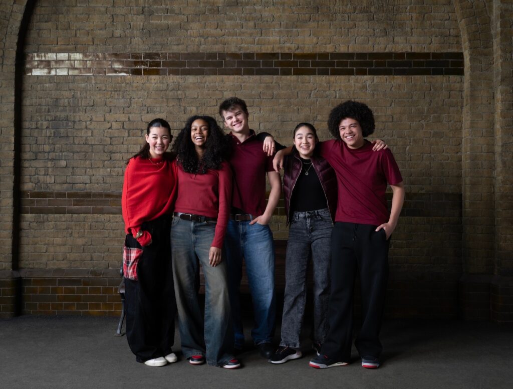 Студенты Гриффиндора Эйр Фаррелл - Кэти Белл Аша Соэтан - Анджелина Джонсон Орсон Мэтьюз - Оливер Вуд Серрана Су-Линг Блисс - Алисия Спиннет Итан Смит - Ли Джордан